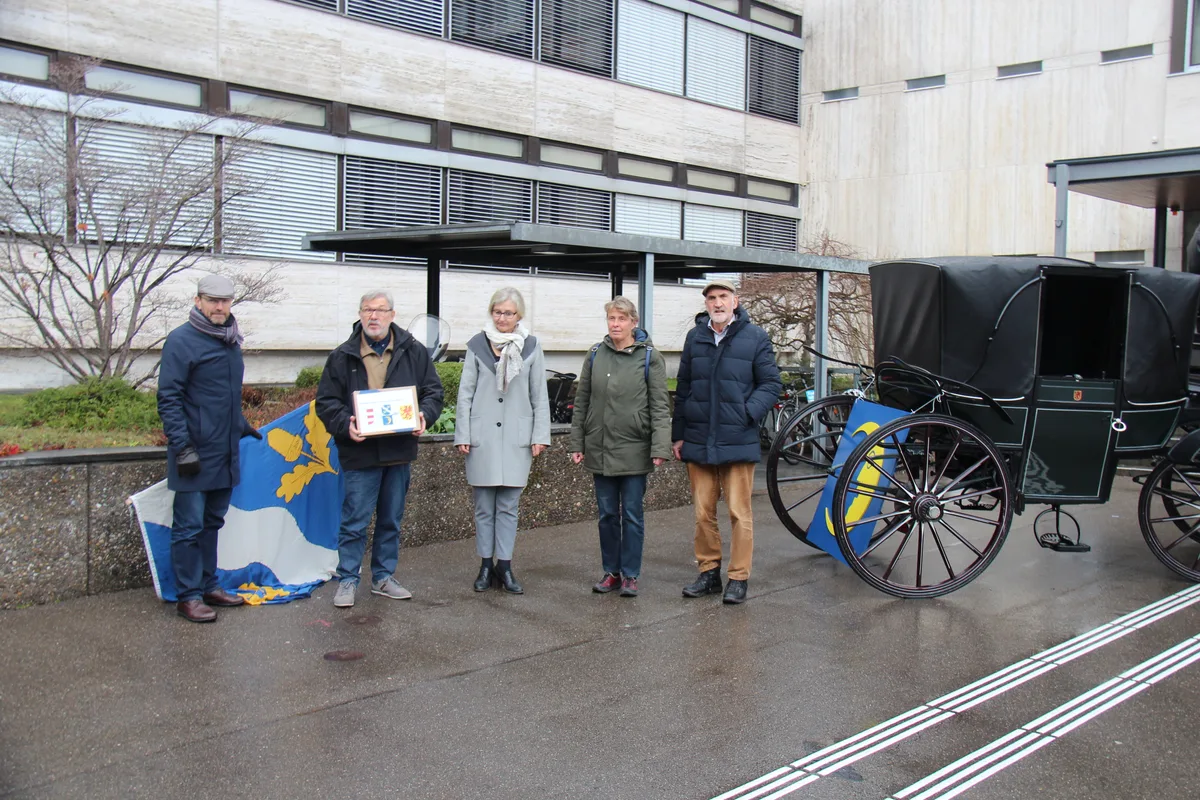 Leute und eine Kutsche vor dem Ustermer Stadthaus.